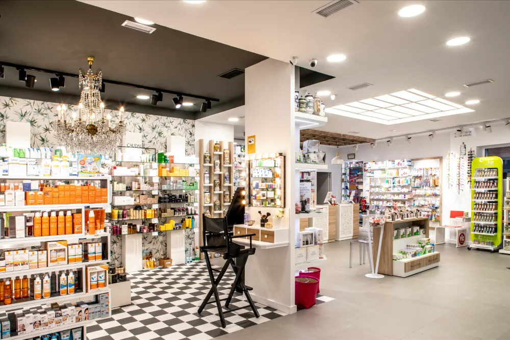 Interior reformado de la farmacia La Botica tras la intervención de masterDecó, con recorrido claro, pasillos amplios y mobiliario moderno que facilita la experiencia de compra