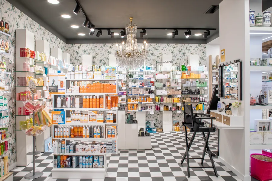 Área de productos de parafarmacia en la farmacia La Botica tras la reforma, con estanterías organizadas por categorías y señalética clara para facilitar la localización