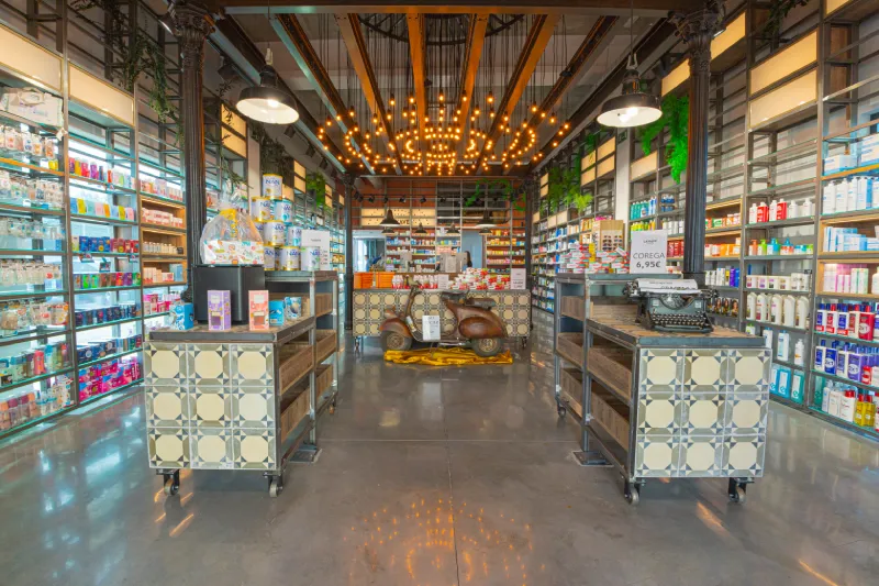 Imagen del interior completamente reformado de LANAVE Farmacia, con diseño moderno y distribución funcional