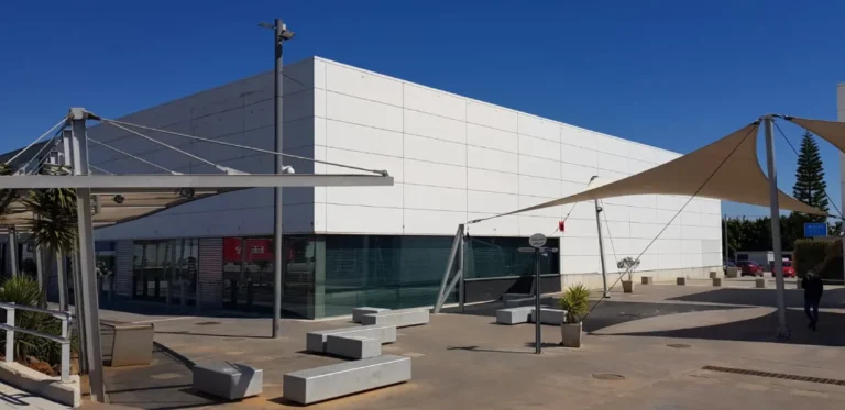 Fachada original de WOW Style&Home by MUBAK – vista exterior