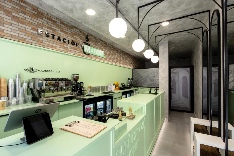 Vista del interior de Estación Matcha, con ambiente fresco y acogedor.