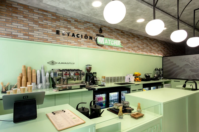 Zona de atención al cliente y decoración interior tras la reforma.