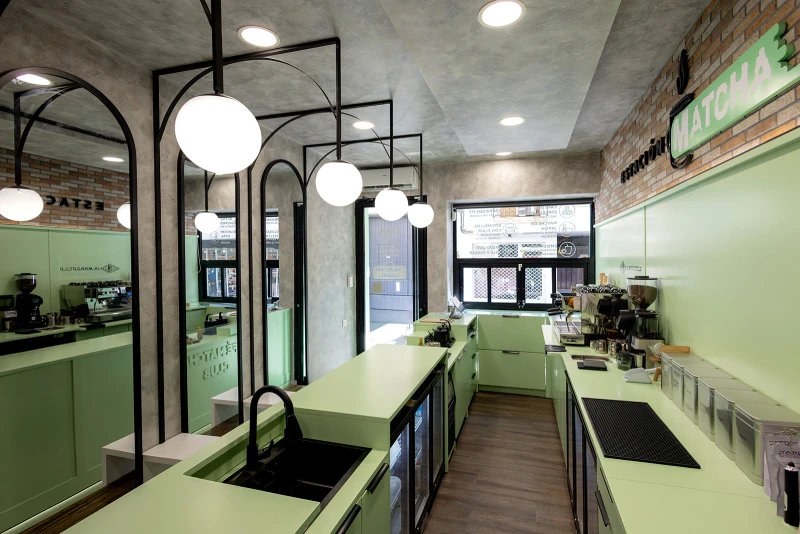 Detalle del diseño interior y mobiliario de Estación Matcha.