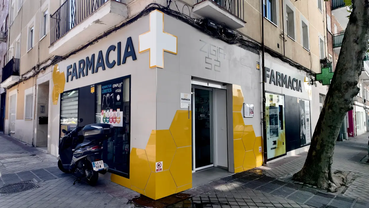 fachada principal y lateral de la farmacia zigia 52 en madrid