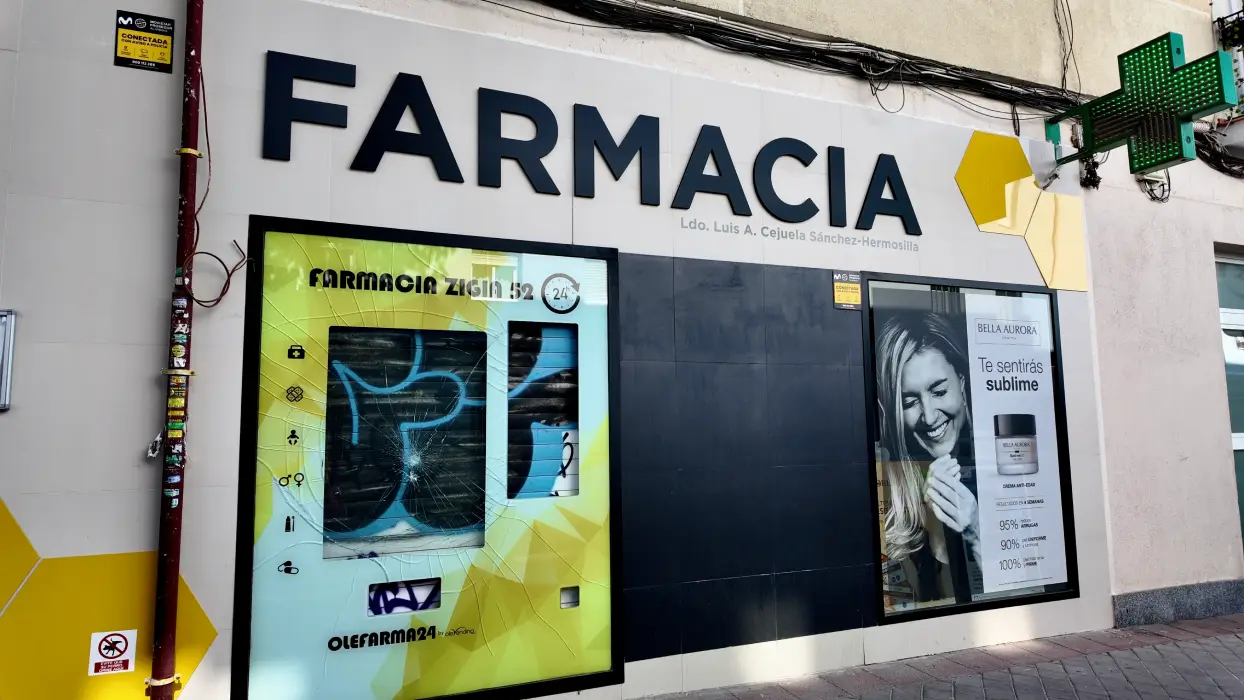 detalle de la fachada principal de la farmacia zigia 52 en madrid