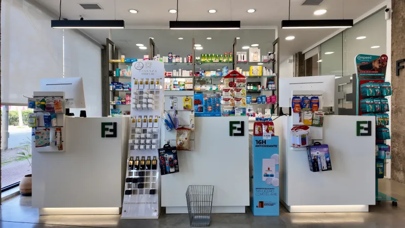 Zona de atención al cliente en la Farmacia Fuensanta reformada