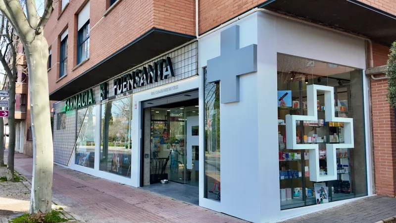 Fachada lateral de la Farmacia Fuensanta en Ciudad Real